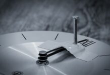 Czym przykleić kawałek zęba?