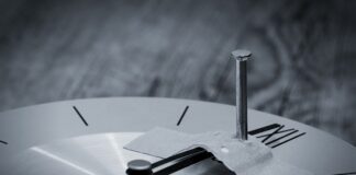 Czym przykleić kawałek zęba?