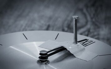 Czym przykleić kawałek zęba? Czym przykleić kawałek zęba?