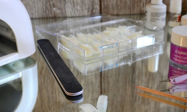 Ile trzymają się tipsy plastikowe? Ile trzymają się tipsy plastikowe?