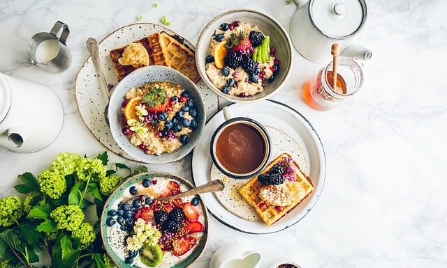 Co pierwsze mleko czy kawa?