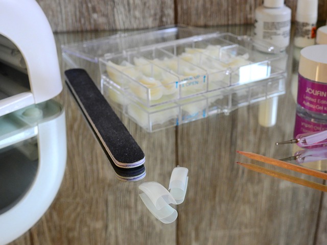 Jak zrobić sobie tipsy? Jak zrobić sobie tipsy?